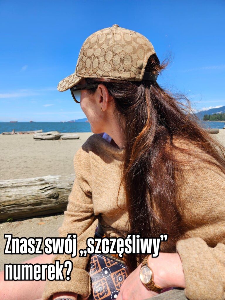 Agentka ubezpieczeniowa patrzy w stronę oceanu i pyta czy wiesz jak wycenić swoje bezpieczeństwo finansowe.