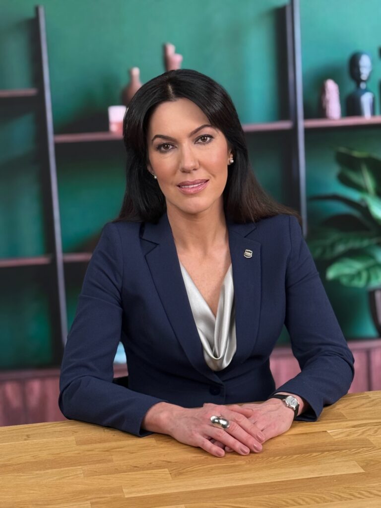 Agent ubezpieczeniowy podczas nagrania kursu online w temacie edukacji ubezpieczeniowej